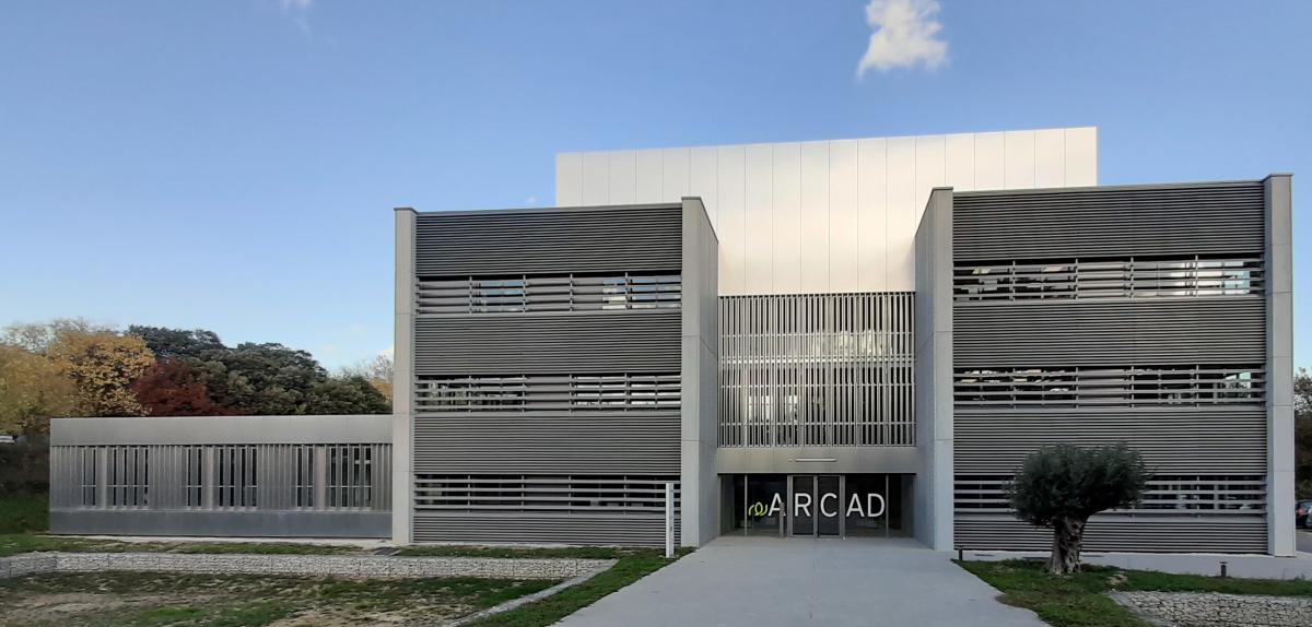 Le bâtiment d’Arcad est construit en forme de H, autour du plateau de conservation des graines, avec en son cœur un robot transstockeur unique en Europe. © INRAE, J.M. Prosperi